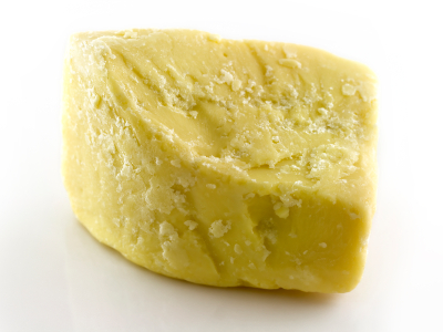 A température ambiante, le beurre de karité est plutôt dur.